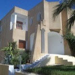 A louer villa sur deux niveaux avec jardin