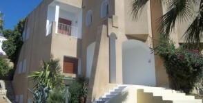 A louer villa sur deux niveaux avec jardin