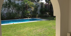 A louer villa avec jardin gazonné et piscine