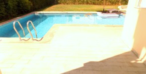 A louer villa haut standing avec piscine semi-meublée