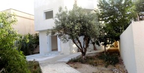 A louer villa sur 3 niveaux avec jardin