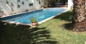A vendre villa sur deux niveaux avec piscine