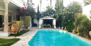 A vendre villa avec jardin et piscine